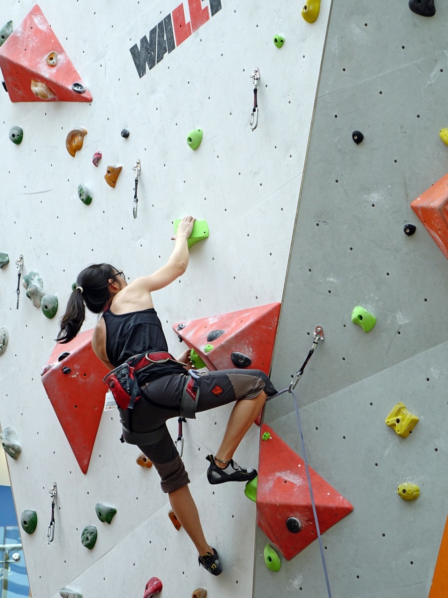 Source : cegoh via pixabay https://pixabay.com/photos/climbing-rope-rappelling-wall-rock-756669/ 