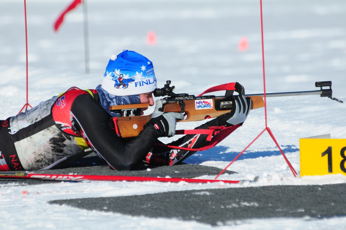 Un biathlète sur le pas de tir. N.D. National Guard Biathlon Team Defends Regional Title [… | Flickr