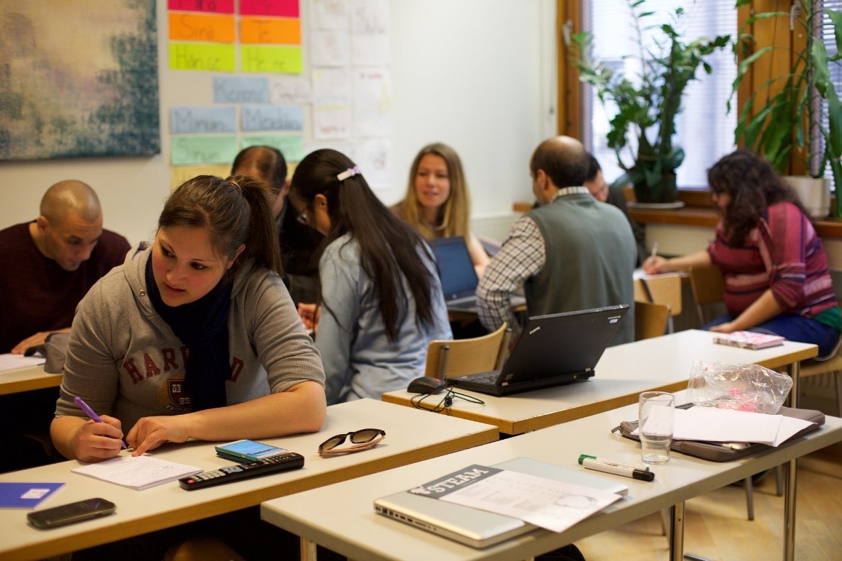 Les immigrés et les candidats à l’immigration sont encouragés, voire obligés, d’intégrer des programmes d’intégration civique. Ces programmes peuvent prendre la forme de cours (d’histoire, de valeurs). Photo de Tania Rodriguez de Pixabay
